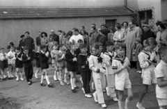 Hungary, Budapest XII., a felvétel a mai Apor Vilmos téren készült. Elsőáldozók a Felső-Krisztinavárosi Keresztelő Szent János-templom mellett., 1956, Hámori Gyula, Budapest, boys, sailor blouse, Fortepan #123708