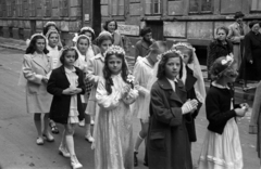 Hungary, Budapest VIII., Gyulai Pál utca a Stáhly utcától a Kőfaragó utca felé nézve, elsőáldozók., 1956, Hámori Gyula, Budapest, girls, Fortepan #123714