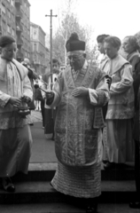 Hungary, Budapest VIII., Rákóczi út - Gyulai Pál utca sarok, a felvétel a Szent Rókus-kápolna előtti lépcsőn készült, háttérben a Vas utca torkolata., 1956, Hámori Gyula, Budapest, priest, crucifix, vestments, holy water, Fortepan #123717