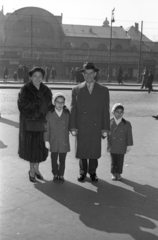 Hungary, Budapest V.,Budapest VII., Károly (Tanács) körút, szemben az üzletsor a Gerlóczy utca és a Bárczy István utca között (később a Városháza parkot alakították ki a helyén). A háttérben a Városháza tornya látszik., 1957, Hámori Gyula, Budapest, family, hold hands, Fortepan #123738