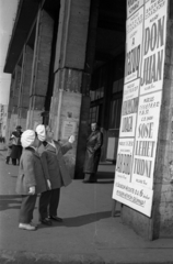 Hungary, Budapest VII., a Károly (Tanács) körút 17-19. árkádjai., 1957, Hámori Gyula, Budapest, poster, kids, beret, theater, reading, Fortepan #123742