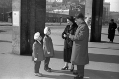 Hungary, Budapest V.,Budapest VII., a felvétel a Károly (Tanács) körút 13-15. árkádja alatt készült, jobbra a háttérben a Deák Ferenc tér., 1957, Hámori Gyula, Budapest, poster, family, beret, Fortepan #123743