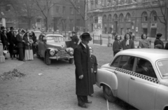 Hungary, Budapest IX., Bakáts tér a templom oldalsó traktusától a Tompa utca felé nézve., 1957, Hámori Gyula, Budapest, taxicab, Fortepan #123753