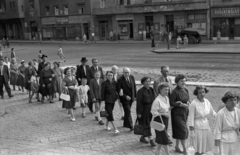 Magyarország, Budapest IX., Bakáts tér az Assisi Szent Ferenc-templom előtt, balra a Ráday utca., 1958, Hámori Gyula, Budapest, üveges, násznép, műszerész, szabóság, ruhajavító, Fortepan #123757