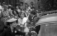 Hungary, Budapest IX., Bakáts tér, a felvétel az Assisi Szent Ferenc-templom előtt készült., 1956, Hámori Gyula, bride, groom, Budapest, Fortepan #123761