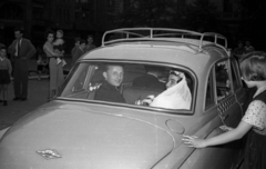 Magyarország, Budapest IX., Bakáts tér a templom oldalsó traktusától a Ráday utca felé nézve., 1958, Hámori Gyula, taxi, Wartburg-márka, menyasszony, vőlegény, Wartburg 311/312, Budapest, Fortepan #123776