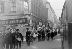 Magyarország, Budapest V., Honvéd utca - Báthory utca sarok az Alkotmány utca felé nézve., 1952, Szent-tamási Mihály, térkép, Lenin-ábrázolás, politika, felvonulás, fúvószenekar, Sztálin ábrázolás, Budapest, Fortepan #12378