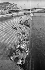 Magyarország, Budapest V., a pesti alsó rakpart lépcsője a Petőfi térnél lévő felhajtónál, szemben az Erzsébet híd pesti hídfője., 1969, Szepesfalvy Gábor, Budapest, pihenés, lépcső, folyópart, Fortepan #123836