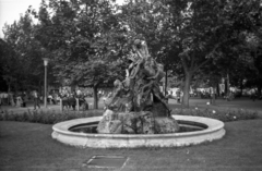 Magyarország, Budapest VIII., Rákóczi tér, Halászó gyerekek-díszkút (Senyei Károly szobrász, 1900.), a budai Várból 1957-ben helyezték ide. Háttérben a Vásárcsarnok., 1969, Szepesfalvy Gábor, Budapest, Fortepan #123840