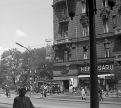 Magyarország, Budapest V.,Budapest XIII., Szent István körút, szemben balra a Jászai Mari tér az Újpesti rakpart felé nézve és a Palatinus házak egyike, jobbra a Szent István körút 2., 1970, Szepesfalvy Gábor, Budapest, villamos, utcakép, ház, hentes, Fortepan #123878