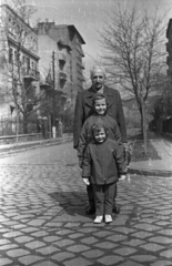 Magyarország, Budapest XI., Zsombolyai utca az Ulászló utcától a Bocskai út felé nézve., 1964, Szepesfalvy Gábor, Budapest, hárman, nagyság szerint, esőkabát, Fortepan #123885