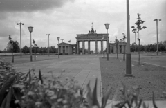 Németország, Berlin, Kelet-Berlin, Unter den Linden, szemben a Brandenburgi kapu., 1967, Szepesfalvy Gábor, NDK, Kelet-Berlin, Fortepan #123895