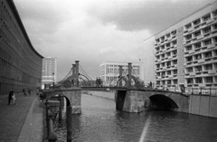 Németország, Berlin, Kelet-Berlin, Spree-csatorna, a Jungfernbrücke az Oberwasserstrasse-ról nézve, jobbra a Múzeum-sziget., 1967, Szepesfalvy Gábor, NDK, Kelet-Berlin, Fortepan #123896