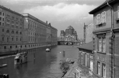 Németország, Berlin, Kelet-Berlin, Spree folyó, balra a Múzeum-szigeten a Neuer Marstall, háttérben a Berlini dóm., 1967, Szepesfalvy Gábor, NDK, Kelet-Berlin, Fortepan #123897