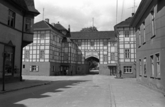 Németország, Oranienbaum-Wörlitz, Wörlitz (ekkor önálló, ma a város része), Erdmannsdorffstrasse, szemben a Gasthof "Zum Eichenkranz"., 1967, Szepesfalvy Gábor, NDK, Fortepan #123901