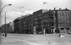 Németország, Berlin, Kelet-Berlin, az Otto-Braun-Strasse (Hans-Beimler-Strasse)-ból nézve balra a Prenzlauer Berg, szemben a Greifswalder Strasse, jobbra az Am Friedrichshain., 1967, Szepesfalvy Gábor, Kelet-Berlin, rendőrdobogó, Fortepan #123904