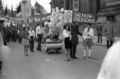 Németország, Berlin, Kelet-Berlin, Múzeum-sziget, Am Lustgarten, jobba a Berlini dóm., 1967, Szepesfalvy Gábor, NDK, Kelet-Berlin, német szöveg, babakocsi, pódiumautó, Fortepan #123909