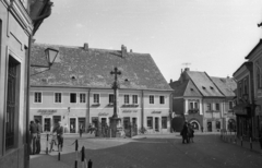 Magyarország, Szentendre, Fő (Marx) tér, szemben a Futó utca, jobbra a Dumtsa Jenő utca torkolata. Középen a Szerb (kalmár) kereszt., 1972, Szepesfalvy Gábor, Fortepan #123929