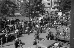 Magyarország, Budapest I., a Vérmező sarka a Mikó utca - Attila út találkozásánál, motorverseny depója., 1955, Szepesfalvy Gábor, Budapest, beszélgetés, kíváncsiság, rajtszám, motorverseny, Fortepan #123951