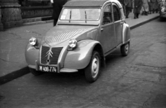 Magyarország, Budapest V., Kossuth Lajos utca 20., Citroën 2CV típusú személygépkocsi a Szovjet Kultúra Háza előtt., 1955, Ember Károly, francia gyártmány, Citroen-márka, Citroen 2CV, Budapest, rendszám, Fortepan #123966