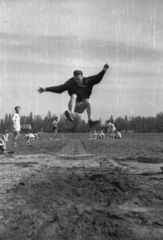 Magyarország, Margitsziget, Budapest, Sporttelep (később az ún. évelőkertet alakították ki a helyén)., 1958, Ember Károly, távolugrás, Fortepan #123978