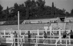 Magyarország, Budapest, a Palatinus strandfürdő dunai uszodája a Margit-sziget mellett., 1949, Ember Károly, Dunafürdő, korlát, pad, hangosbeszélô, Fortepan #124009