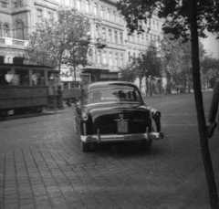 Magyarország, Budapest VIII.,Budapest V., Múzeum körút a Magyar Nemzeti Múzeum felé nézve. A villamos mögött az ELTE épülete látszik., 1952, Ember Károly, utcakép, Ford-márka, villamos, kockakő, rendszám, Budapest, Fortepan #124016