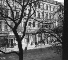 Magyarország, Budapest VIII.,Budapest V., Múzeum körút 10. és 12. a 19. számú házból fényképezve., 1948, Ember Károly, napsütés, cégtábla, járókelő, utcakép, életkép, fodrászat, cégér, Budapest, Fortepan #124018