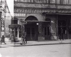 Hungary, Szolnok, Szapáry utca 22. (ekkor gróf Szapáry utca 7.), Nemzeti Szálloda., 1939, Lenkey Márton, sign-board, genre painting, letter box, hairdresser, movie theater, wheelbarrow, coffee house, erroneous photo, sheepskin jacket, double exposure, Fortepan #124027