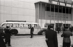 Magyarország, Városliget,Budapesti Nemzetközi Vásár, Budapest XIV., balra a a Magyar Légiforgalmi Rt. (MALERT) részére gyártott autóbusz, MÁVAG LO 4500 Uhri-féle felépítménnyel., 1940, Lenkey Márton, életkép, esernyő, cilinder, zsakett, Budapest, Fortepan #124036