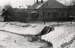 Magyarország, Jászdózsa, Szent Mihály tér 5., jegyzőlakás a Tarna folyó feletti kőhídról nézve., 1940, Lenkey Márton, tél, hó, kacsa, vízpart, Fortepan #124050