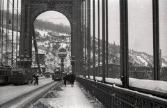 Magyarország, Budapest I., Erzsébet híd a Szent Gellért szobor felé nézve., 1940, Lenkey Márton, kerékpár, tél, hó, autóbusz, járókelő, utcakép, életkép, villamos, Budapest, Szent Gellért-ábrázolás, Fortepan #124052