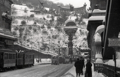 Magyarország, Budapest I., Erzsébet híd a Szent Gellért szobor felé nézve., 1940, Lenkey Márton, tél, hó, forgalom, autóbusz, járókelő, utcakép, életkép, villamos, villamosmegálló, automobil, Budapest, Szent Gellért-ábrázolás, viszonylatszám, Fortepan #124053