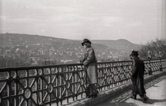 Magyarország, budai Vár, Budapest I., Tóth Árpád sétány (Gróf Bethlen István bástyasétány) a Fedett lépcső és a Savanyúleves rondella között. Kilátás a budai hegyekre, szemben a Kis-Sváb-hegy, jobbra hátrább a János-hegy és az Erzsébet kilátó látszik., 1941, Lenkey Márton, Budapest, Fortepan #124056