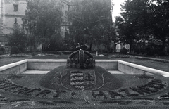 Szlovákia, Kassa, Fő tér (Hlavné namestie), háttérben a Szent Erzsébet-főszékesegyház (Dóm)., 1941, Lenkey Márton, templom, katolikus, gótika, székesegyház, harangtorony, nemzeti jelkép, Fortepan #124059