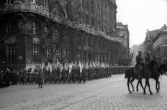 Magyarország, Budapest V., Széchenyi István (Ferenc József) tér a Pesti Magyar Kereskedelmi Bank székháza (később Belügyminisztérium) előtt. A Bólyai Akadémia díszszázada a Szovjetunióból hazahozott 1848-as honvédzászlókkal, a felvétel 1941. március 24-én készült., 1941, Lenkey Márton, Budapest, Fortepan #124062