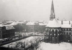 Magyarország, Budapest VI.,Budapest VII., középen a Bajza utca - Városligeti fasor (Vilma királynő út) kereszteződés, jobbra a fasori evangélikus templom és a Budapest-Fasori Evangélikus Gimnázium. A felvétel a Damjanich utca 26/b-ből készült., 1938, Stuber Andrea, Budapest, Fortepan #124094