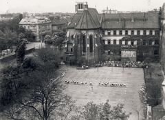 Magyarország, Budapest VI.,Budapest VII., a fasori evangélikus templom és a Budapest-Fasori Evangélikus Gimnázium. Balra a Bajza utca - Városligeti fasor (Vilma királynő út) kereszteződés. A felvétel a Damjanich utca 26/b-ből készült., 1938, Stuber Andrea, életkép, iskolaudvar, Budapest, kötélhúzás, Fortepan #124095