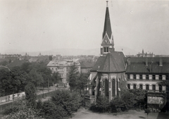 Magyarország, Budapest VI.,Budapest VII., a fasori evangélikus templom és a Budapest-Fasori Evangélikus Gimnázium. Balra a Bajza utca - Városligeti fasor (Vilma királynő út) kereszteződés. A felvétel a Damjanich utca 26/b-ből készült., 1938, Stuber Andrea, utcakép, villamos, Budapest, Fortepan #124096