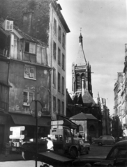 Franciaország, Párizs, Rue Galande, szemben a Szent Szeverin-templom (Église Saint-Séverin), mellette jobbra a Rue Saint-Séverin., 1959, Aradi Péter, Szenczi Mária, Fortepan #124123