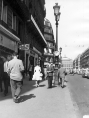 Franciaország, Párizs, Avenue de l'Opéra, a távolban az Opera, balra a Rue Saint-Roch sarok., 1964, Aradi Péter, Szenczi Mária, Fortepan #124131