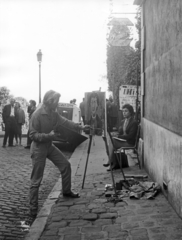 Franciaország, Párizs, Montmartre, Place du Tertre. Szemben a lámpánál a Rue du Calvaire (lépcső), jobbra a Place du Calvaire., 1959, Aradi Péter, Szenczi Mária, portré, festő, Fortepan #124135