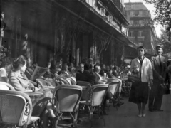 Franciaország, Párizs, Boulevard des Capucines a Place de l'Opéra felé nézve., 1959, Aradi Péter, Szenczi Mária, szék, retikül, terasz, kávéház, Fortepan #124137