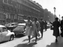 Franciaország, Párizs, Avenue de l'Opéra a Rue d'Antin-tól a Rue Gaillon felé nézve., 1959, Aradi Péter, Szenczi Mária, Fortepan #124138