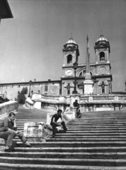 Olaszország, Róma, a Spanyol-lépcső és egy egyiptomi obeliszk, mögötte a Trinitá dei Monti templom a Piazza di Spagna felől nézve., 1965, Aradi Péter, Szenczi Mária, templom, lépcsősor, lépcsőn ülni, Fortepan #124143