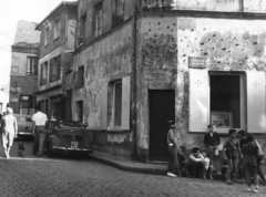 Franciaország, Párizs, Montmartre, Rue Norvins, jobbra a Rue Poulbot (Impasse Traînée)., 1959, Aradi Péter, Szenczi Mária, felirat, Fortepan #124153