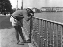 Svájc, Genf, Promenade du Lac, a Genfi-tó túlpartján a Quai du Mont-Blanc., 1964, Aradi Péter, Szenczi Mária, fotózás, póz, fényképezőgép, Fortepan #124157