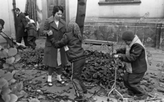 Magyarország, Budapest I., Batthyány tér, Szent Anna-templom és plébánia udvara. Látássérült gyermekek Szt. Anna Otthonának gondozója és a gondozottak., 1984, Urbán Tamás, Budapest, Fortepan #124218