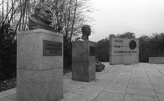 Németország, Berlin, Kelet-Berlin, Treptower Park, Sigmund Jähn német és Jurij Gagarin szovjet űrhajós szobra., 1982, Urbán Tamás, NDK, mellszobor, Kelet-Berlin, űrhajós, Sigmund Jähn-ábrázolás, Jurij Gagarin-ábrázolás, Fortepan #124252