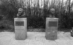 Németország, Berlin, Kelet-Berlin, Treptower Park, Sigmund Jähn német és Jurij Gagarin szovjet űrhajós szobra. Háttérben az obszervatórium épülete., 1982, Urbán Tamás, NDK, mellszobor, Kelet-Berlin, űrhajós, Sigmund Jähn-ábrázolás, Jurij Gagarin-ábrázolás, Fortepan #124253